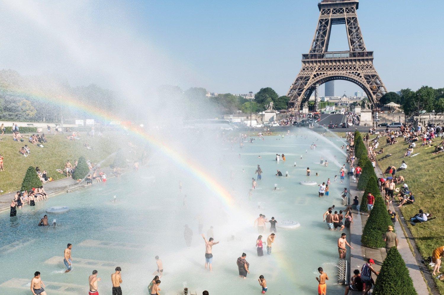 Люди находят спасение от зноя в фонтане Трокадеро (Париж) в жару 2019 года, побившую все рекорды. Катастрофический зной 2003-го повлек за собой реформы: например, обустройство «прохладных комнат» в домах престарелых. Они окупились: число погибших во Франции в жару 2019 года было на 90 процентов меньше.